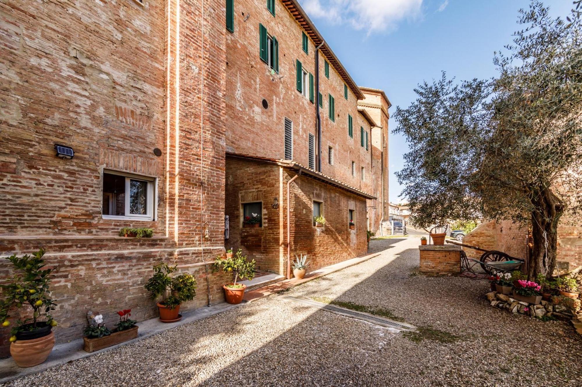 Porta Romana Elegant Apartments With Private Parking! Сиена Экстерьер фото