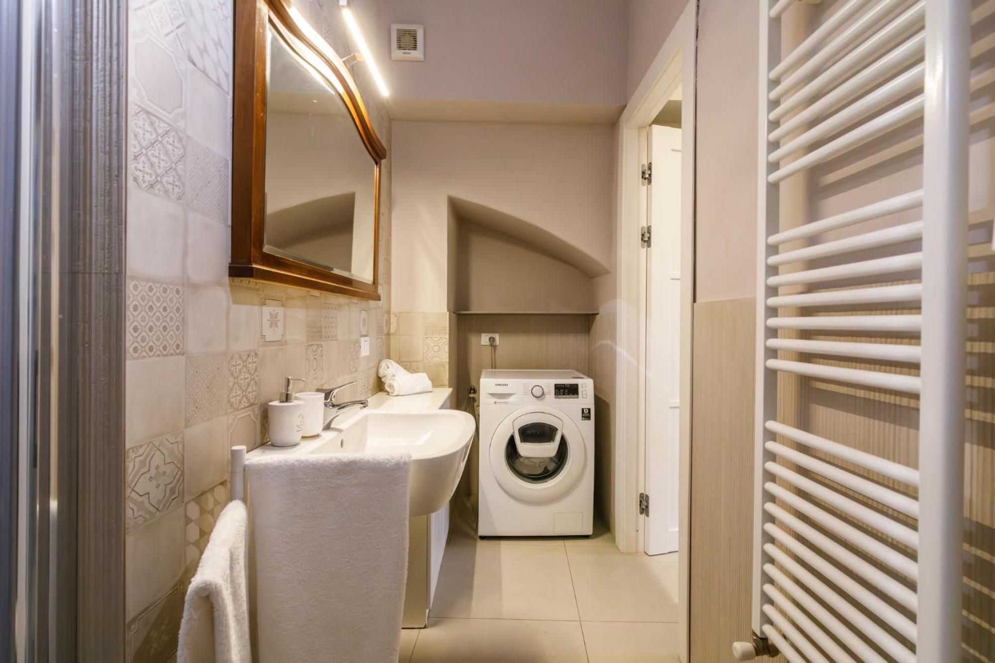 Porta Romana Elegant Apartments With Private Parking! Сиена Экстерьер фото