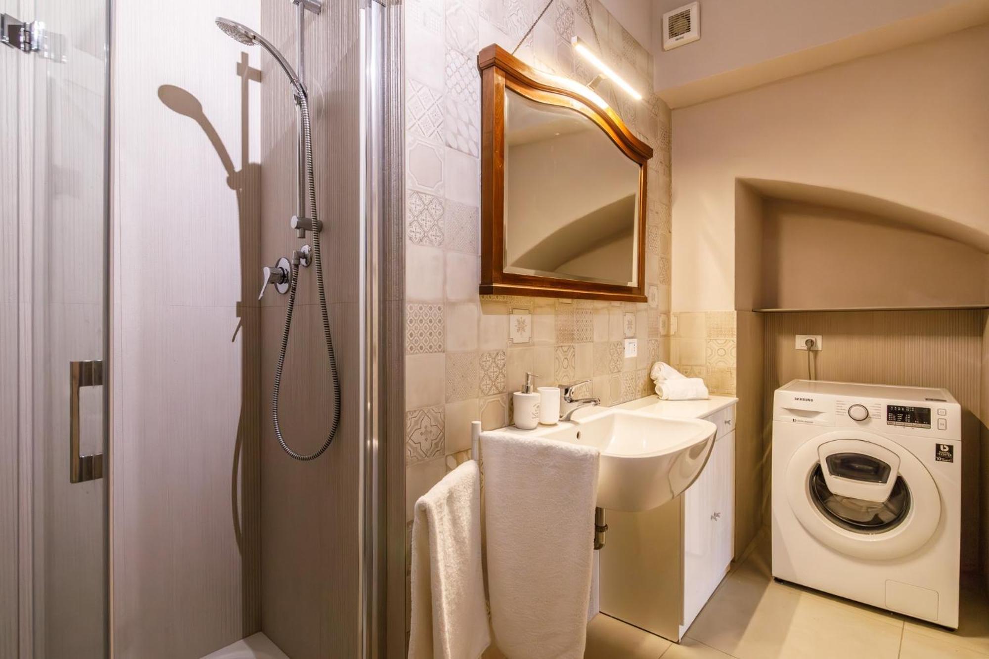 Porta Romana Elegant Apartments With Private Parking! Сиена Экстерьер фото
