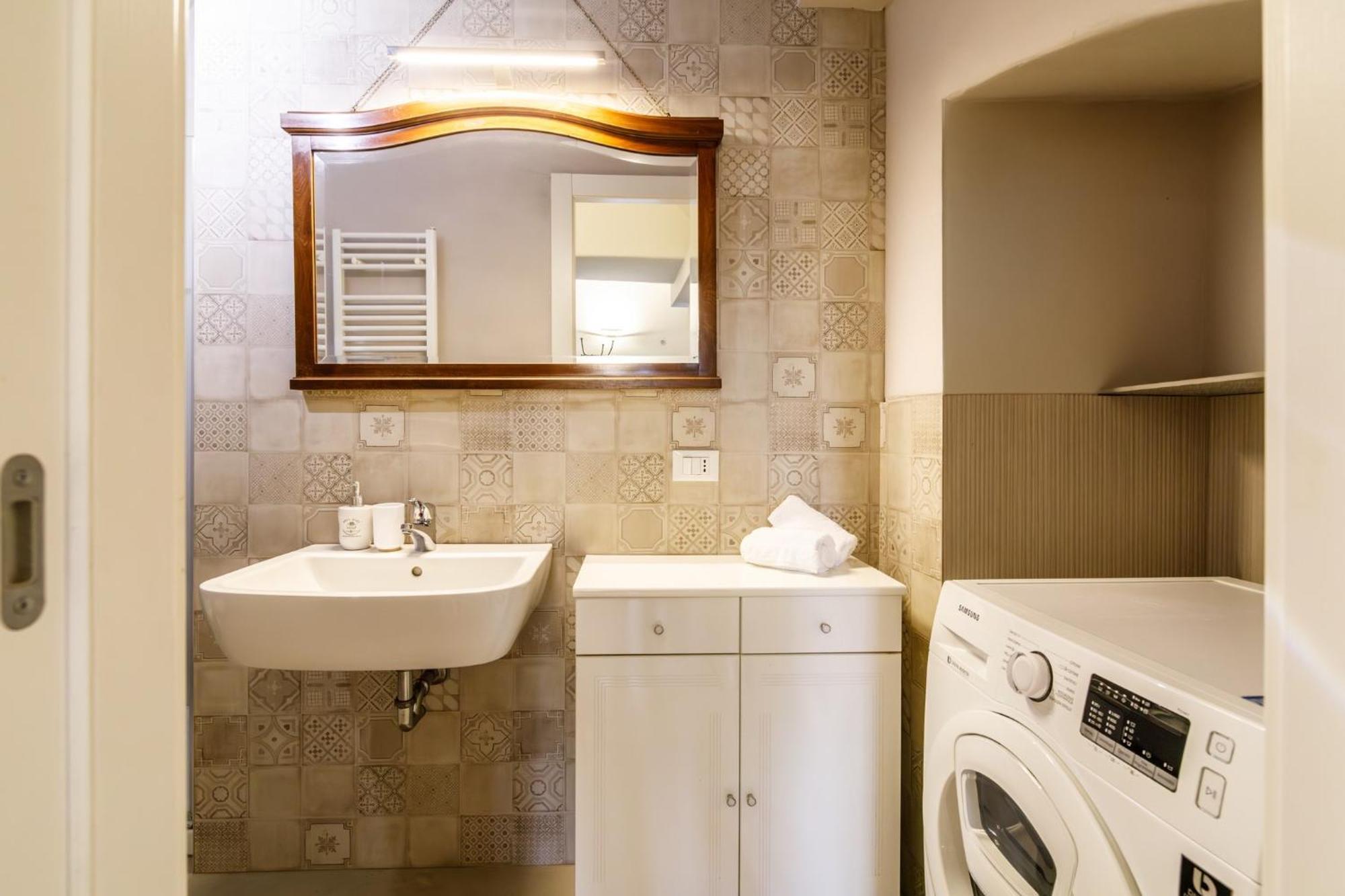 Porta Romana Elegant Apartments With Private Parking! Сиена Экстерьер фото
